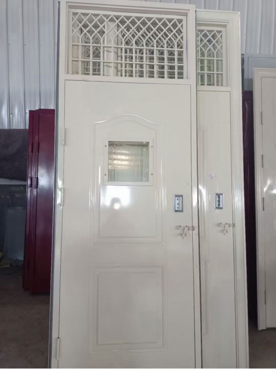 乌苏学校教室门