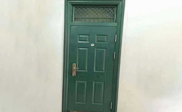 乌苏学校教室门