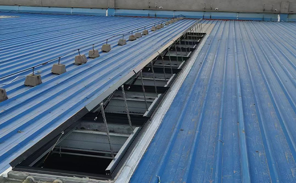 某城市大型商业综合体中庭乌苏排烟窗工程 某城市大型商业综合体中庭乌苏排烟窗工程