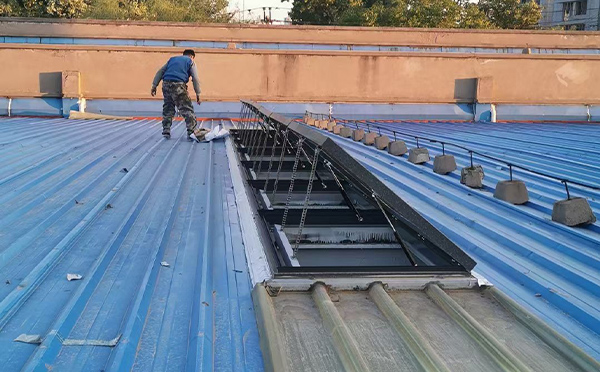 某区域性物流仓储中心乌苏排烟窗系统安装项目